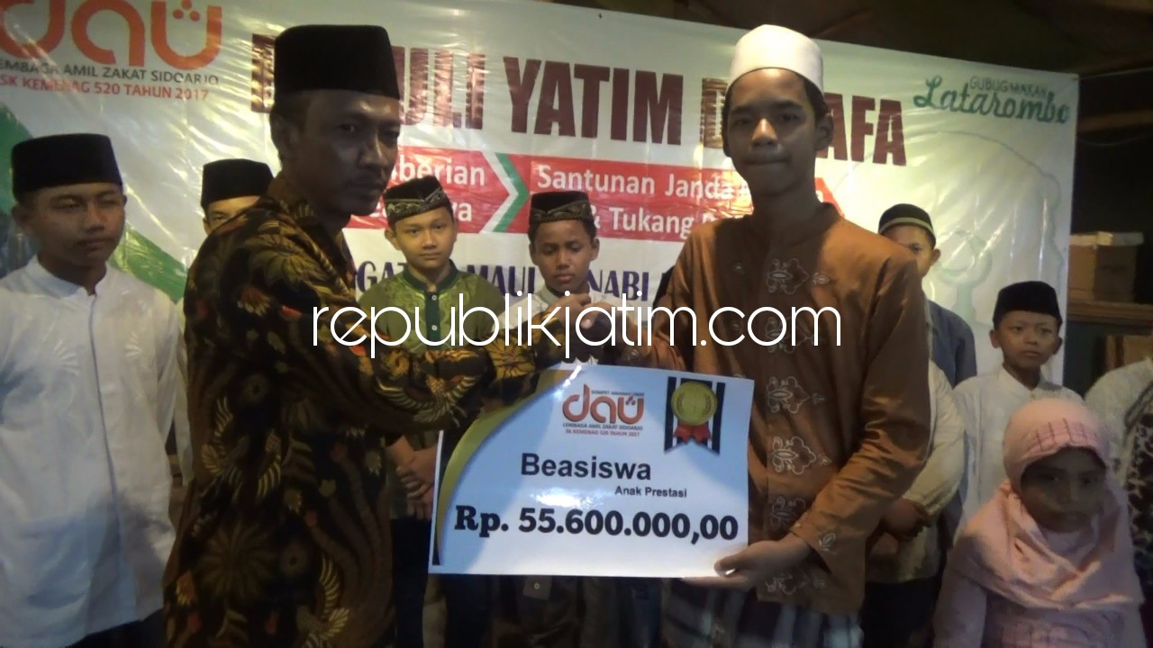 BAGIKAN - LAZDAU Sidoarjo salurkan beasiswa 100 juta untuk ratusan siswa dan sembako untuk janda, manula dan penarim becak, di Sedati, Kamis (07/12/2017) malam.