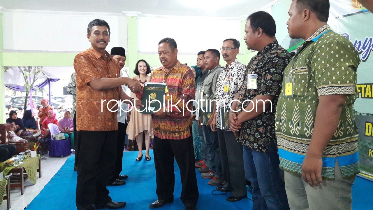 SERAHKAN - Bupati Sidoarjo, Saiful Ilah dan Kepala BPN Sidoarjo, Dalu Agung Darmawan menyerahkan 961 sertifikat tanah warga di kantor Kecamatan Krembung, Jumat (08/12/2017) sore.
