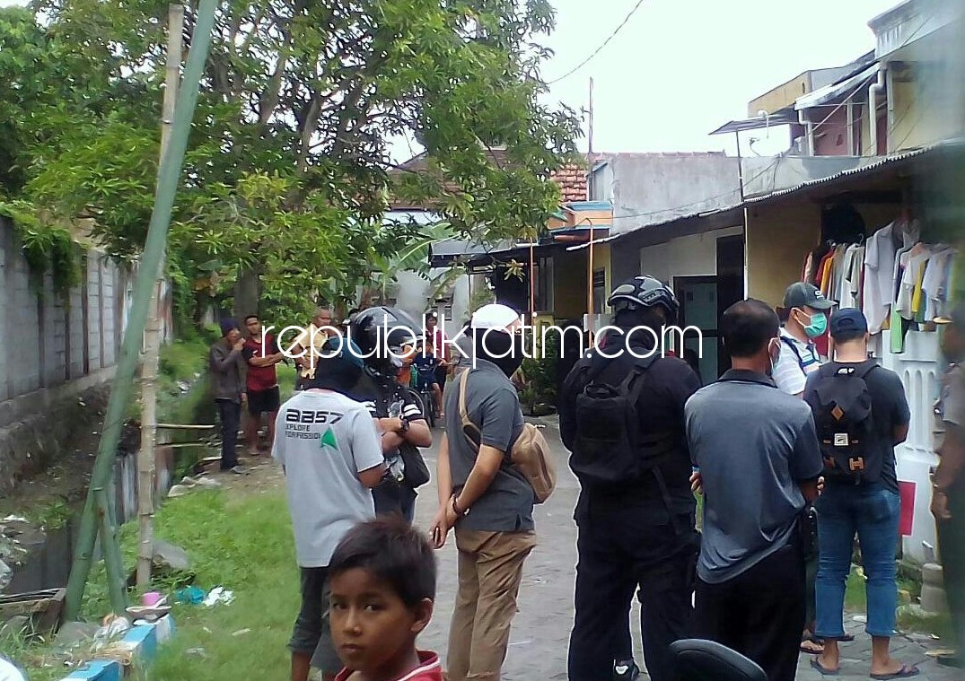 DIGEREBEG - Rumah PDP di Perum Tanggulangin Asri Blok QQ, Desa Kalitengah, Kecamatan Tanggulangin, Kabupaten Sidoarjo, Sabtu (09/12/2017).