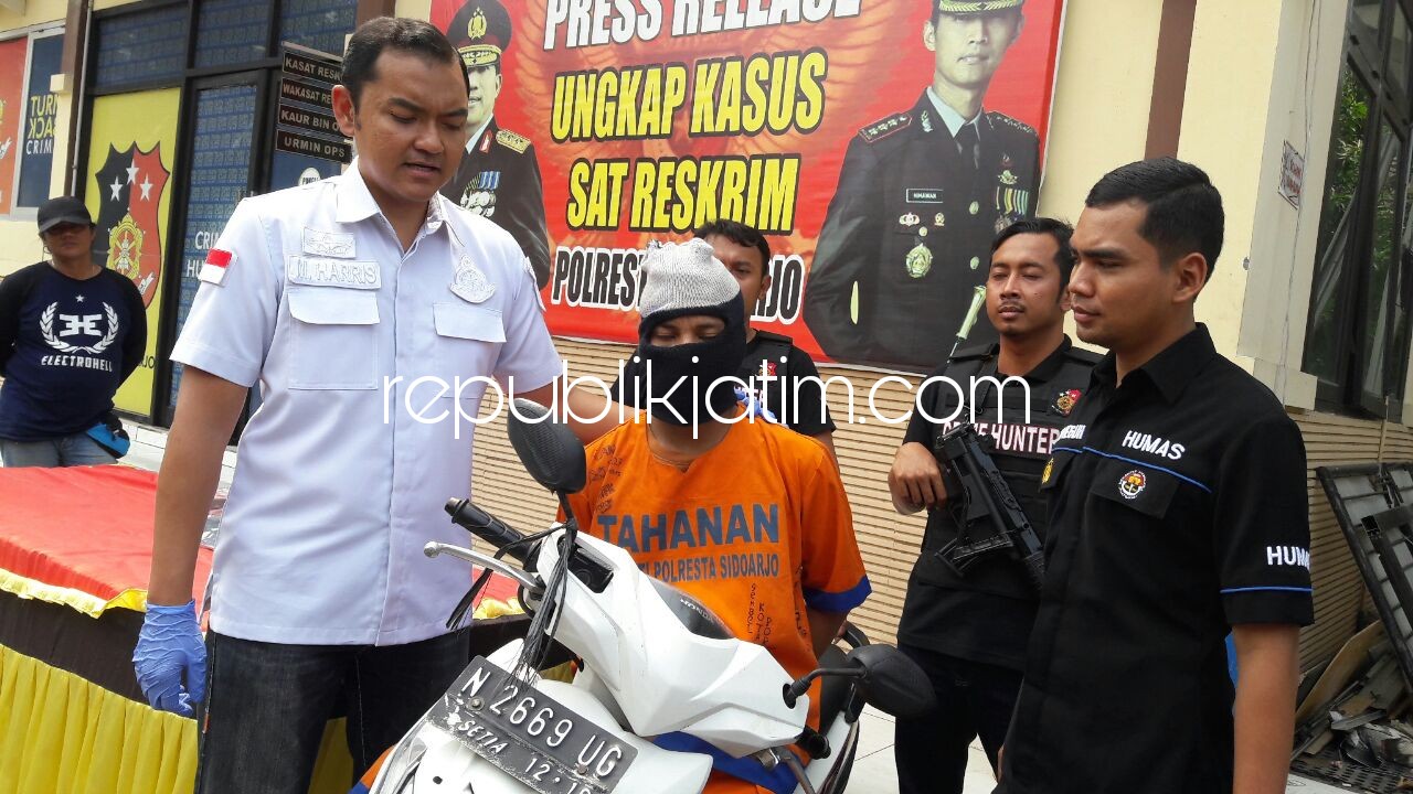 TERTANGKAP - Tersangka Ahmad Fauzi (23) warga JL Gatot Subroto, Desa Gedang, Kecamatan Porong, Kabupaten Sidoarjo diringkus anggota Satuan Reskrim, Polresta Sidoarjo di rumahnya, Minggu (10/12/2017).