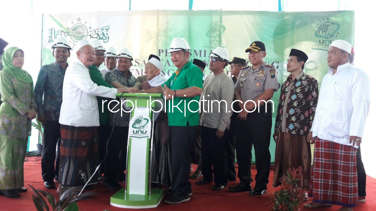 GROUND BREAKING - Ketua PBNU, M Nuh, Bupati Sidoarjo, Saiful Ilah, Ketua PWNU Jatim, Ketua PCNU dan Rektor Unusida memencet tombol dimulainya pembangunan kampus Unusida di JL Lingkar Timur, Dusun Rangkah, Kecamatan Sidoarjo, Minggu (10/12/2017).