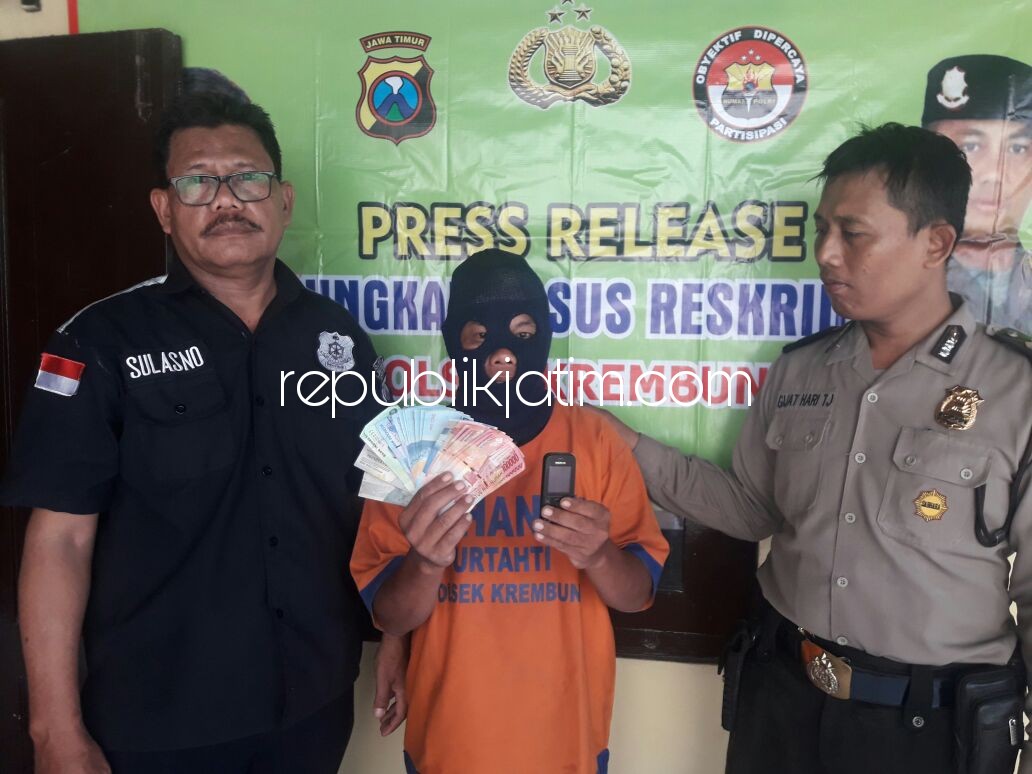 PENGECER - Tersangka pengecer judi togel, Agus Fredyanto beserta barang buktinya diamankan petugas Unit Reskrim Polsek Krembung, Minggu (10/12/2017).