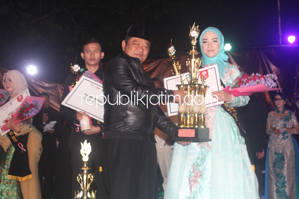 DUTA AIDS - Bupati Sidoarjo, Saiful Ulah menyerahkan tropi kepada dua pelajar yang menjadi Duta Peduli Aids Sidoarjo di Pazkul, Jumat (08/12/2017) malam.