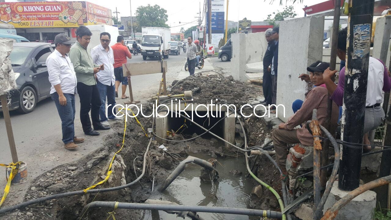 SIDAK - Sejumlah anggota dan pimpinan Komisi C DPRD Sidoarjo sidak proyek pembangunan box culvert di JL Raya Tropodo dan Wadungasri, Kecamatan Waru, Kabupaten Sidoarjo yang memicu kemacetan, Sabtu (09/12/2017).