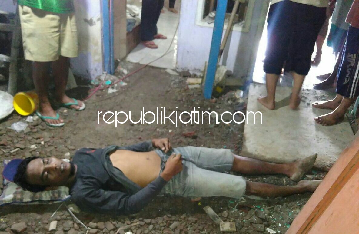 TEWAS - Jenazah korban, Anjar Prayitno yang tewas tersengat listrik tergeletak di tanah Desa Gedangrowo, Kecamatan Prambon, Kabupaten Sidoarjo, Senin (11/12/2017).
