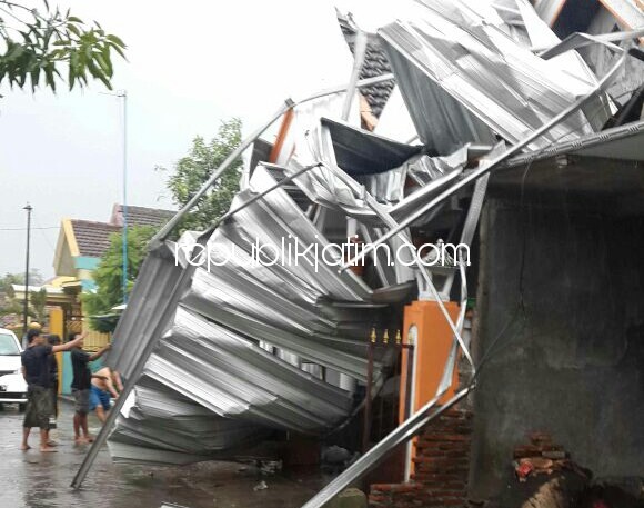 HANCUR - Atap rumah warga Dusun Simorejo, Desa Kesambi, Kecamatan Porong, Kabupaten Sidoarjo hancur diterjang puting beliung, Senin (11/12/2017).