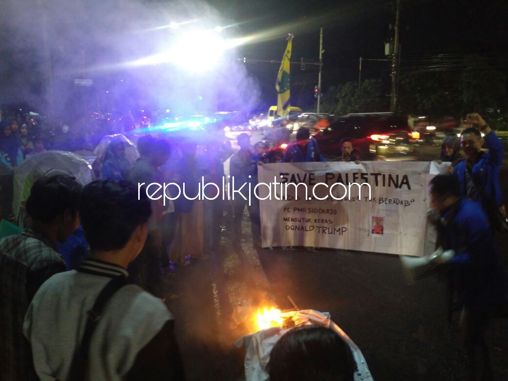 KECAM - PMII Sidoarjo menggelar aksi mengecam Donald Trump atas pencaplokan Yerussalem di Monumen Jayandaru, Minggu (10/12/2017) malam.