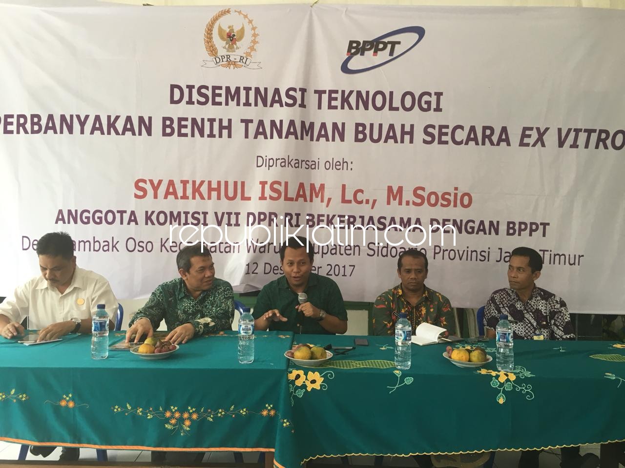 BIBIT BANTUAN - BPPT dan Komisi VII DPR RI memberikan bantuan bibit jambu kristal dan jeruk lemon ke 130 petani di Desa Tambakoso, Kecamatan Waru, Kabupaten Sidoarjo untuk memdoronh tumbuhnya sentra dan holtikultura di Sidoarjo, Selasa (12/12/217).