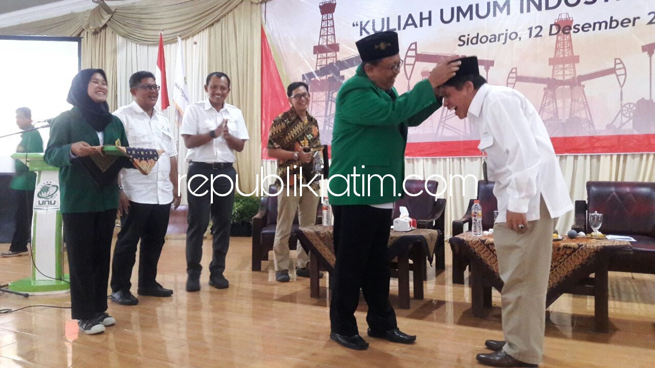 CINDERAMATA - Rektor Universitas NU Sidoarjo (Unusida), Fatkhul Anam memberikan cinderamata berupa kopiah kepada Kepala Perwakilan SKK Migas Jabanusa, Ali Masyhar di gedung Rahmatul Ummah Sidoarjo usai Kuliah Umum Industri Hulu Migas, Selasa (12/12/2017).