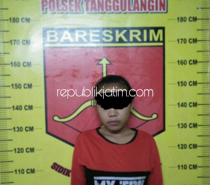 TERPAKSA - Gadis penjual bakso SE (22) terpaksa digelandang petugas Polsek Tanggulangin karena nyambi jualan pil koplo, Selasa (12/12/2017).
