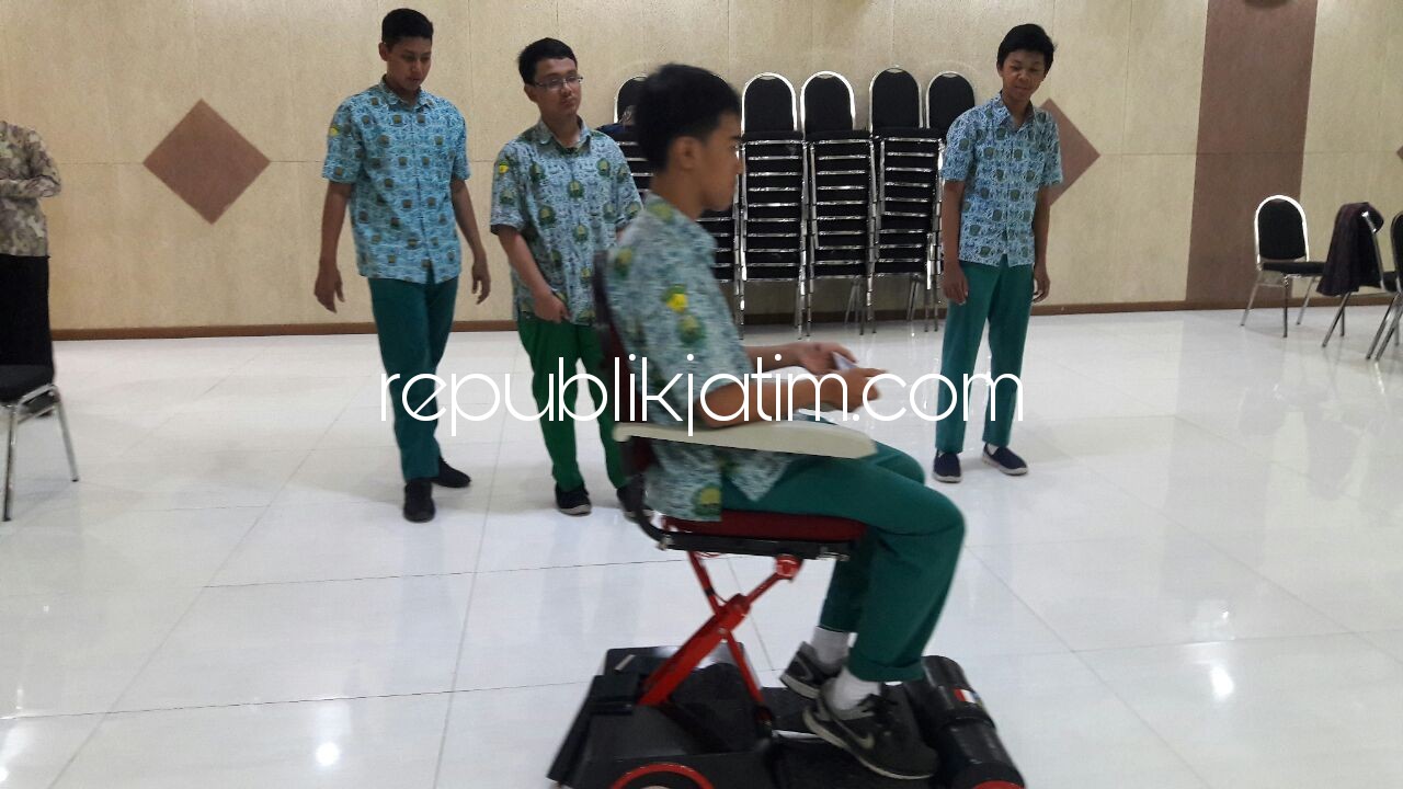 PENYANDANG DISABILITAS - Empat pelajar mempraktekkan transportasi penyandang disabilitas yang meraih juara dua Asia Pacific ICT Alliance (APICTA) Award 2017 di Dhaka City Bangladesh menyisihkan 500 peserta lainnya, Rabun (13/12/2017).