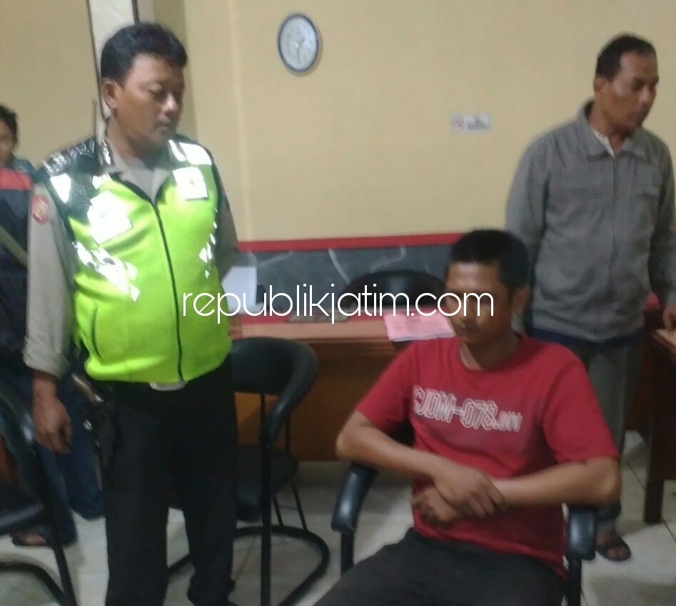 DIAMANKAN - Tersangka Rochim (36) warga Mandaranrejo, Kecamatan Bangil, Kabupaten Pasuruan diringkus anggota Polsek Porong beserta barang buktinya, Rabu (13/12/2017).