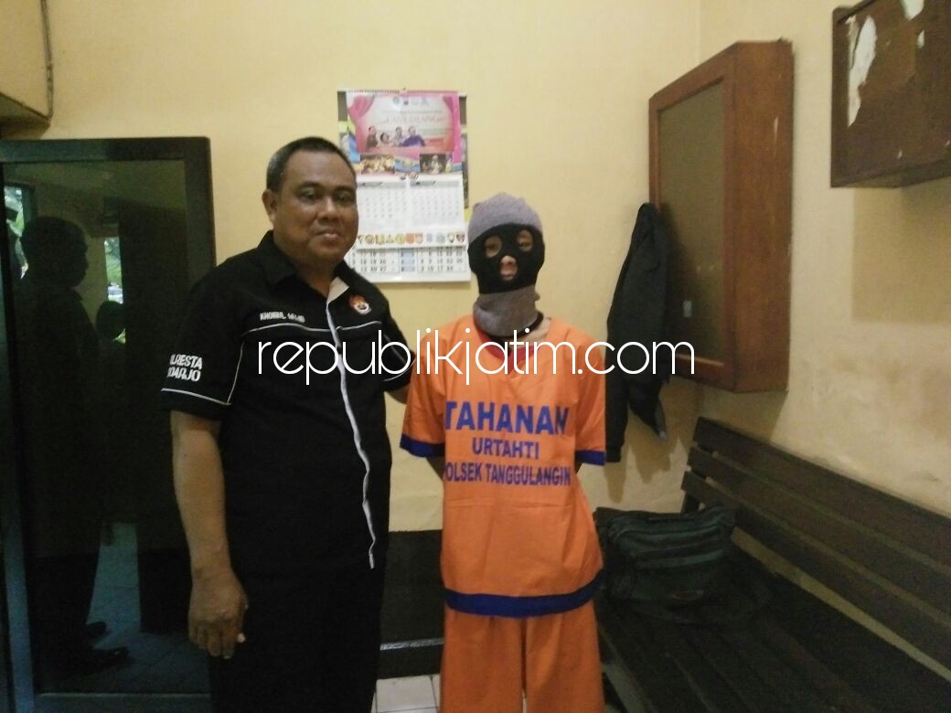 PENGEDAR - Tersangka pengedar pil double L, M Ari beserta barang buktinya diamankan petugas Polsek Tanggulangin, Rabu (13/12/2017).