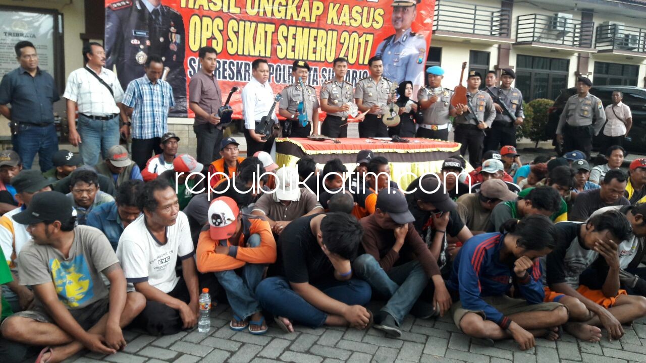 PREMAN - Sebanyak 101 preman diamankan petugas Polresta Sidoarjo lantaran kegiatannya dianggap meresahkan masyarakat dan pengguna jalan, Kamis (14/12/2017).