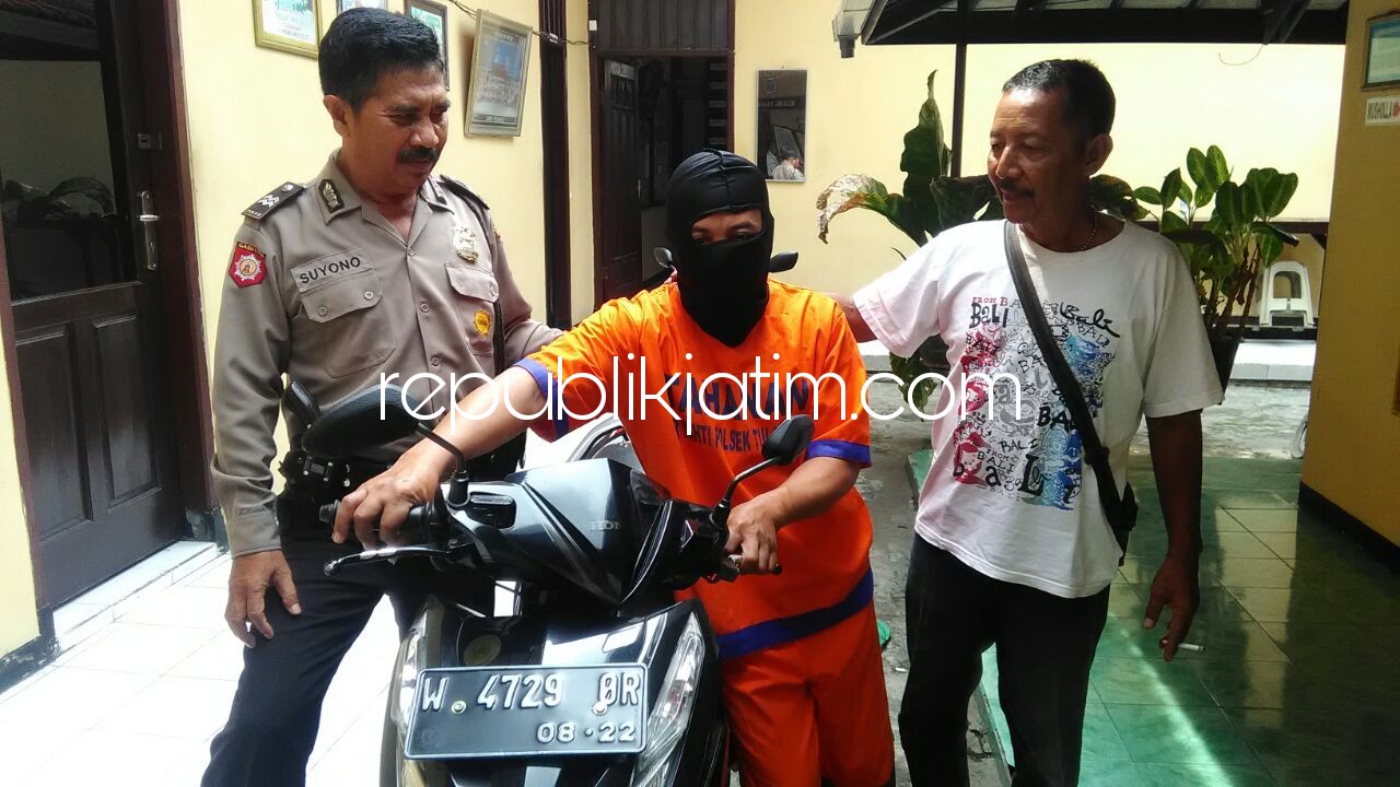 PENCABULAN - Tersangka pencabulan dan pelecehan seksual, Misnanto beserta barang bukti motor saat di gelandang petugas ke Polsek Tulangan, Kamis (14/12/2017).
