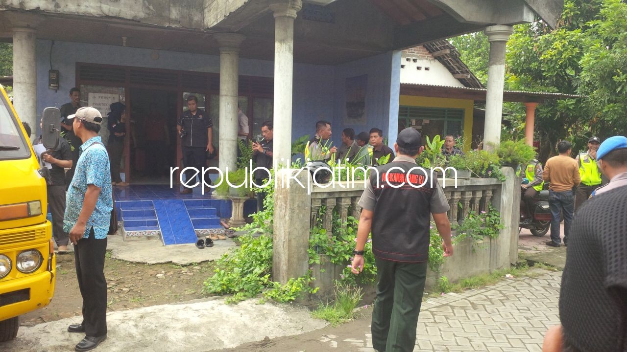 DIEKSEKUSI - Rumah dr Yohanes Ferry Santoso dieksekusi panitera Pengadilan Negeri Sidoarjo paska putusan dikabulkannya tuntutan pemohon, Kamis (14/12/2017).
