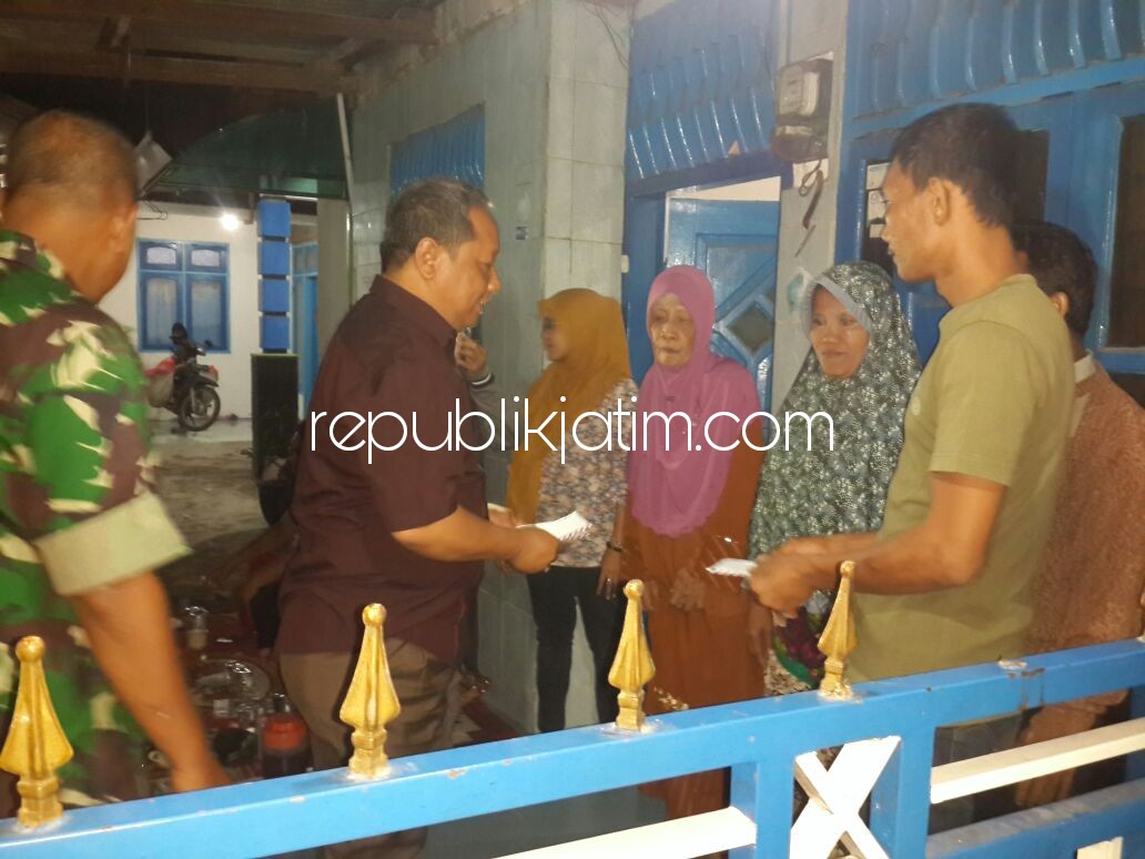 BERI SANTUNAN - M Nizar anggota DPRD Sidoarjo bantu 4 warga Kecamatan Krian yang rumahnya tidak layak huni, Rabu (13/12/2017).