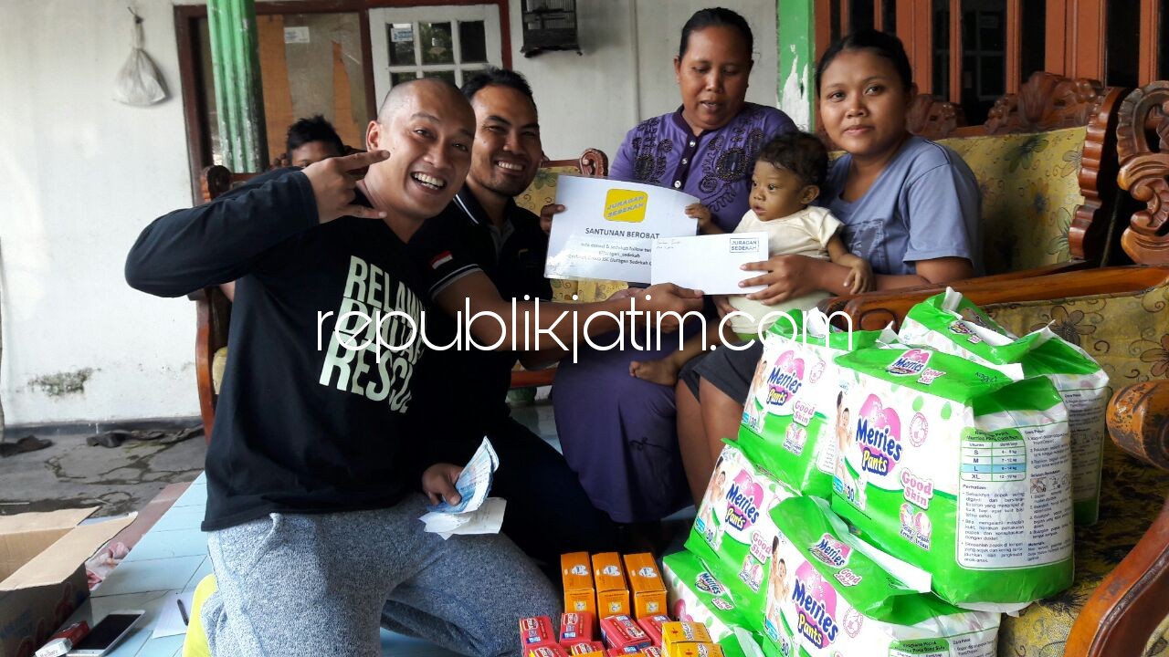 TERIMA BANTUAN - Balita penderita kanker hati, Wahyu Fajar Gunawan (13 bulan) didampingi ibu dan neneknya menerima bantuan dari sejumlah donatur, Jumat (15/12/2017).