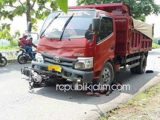 TERGENCET - Dua pelajar yang berboncengan tewas terlindas truk bersama motor yang ditumpanginya di JL Raya Dusun Bibis, Desa Keret, Kecamatan Krembung, Kabupaten Sidoarjo, Minggu (17/12/2017).