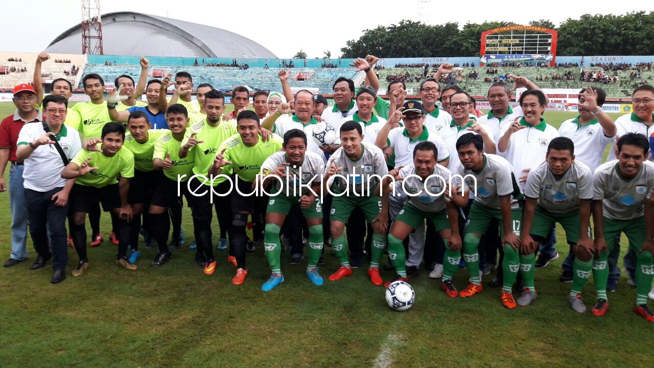 KICK OFF - Menakertrans, M Hanif Dhakiri dan Mempora, Imam Nahrawi serta Muhaimin Iskandar memulai kick off Liga Pekerja Indonesia (LPI) di GOR Gelora Delta Sidoarjo, Minggu (17/12/2017).