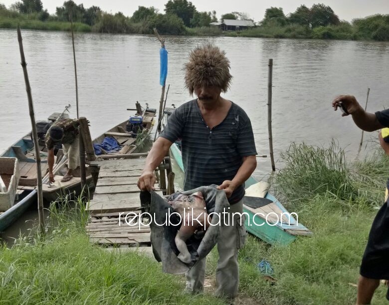 DITEMUKAN - Sesosok mayat bayi laki-laki ditemukan warga di pinggiran Sungai Brantas, Dusun Pandansari, Desa Kedungpandan, Kecamatan Jabon, Kabupaten Sidoarjo, Minggu (17/12/2017).