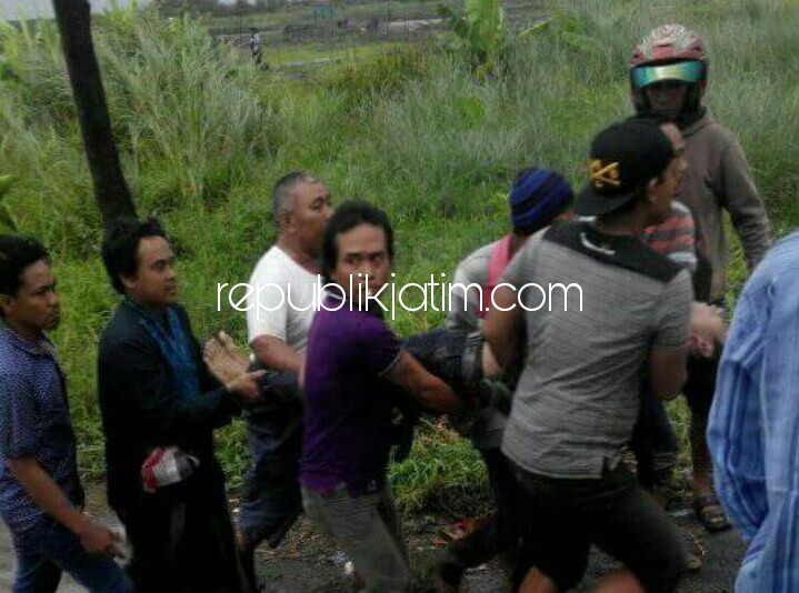 DIEVAKUASI - Kakak adik, Safiul Anam (21) dan Moch Aminin (15) warga RT 03, RW 08, Dusun Buaran, Desa Keboguyang, Kecamatan Jabon, Kabupaten Sidoarjo dievakuasi warga dari pon lumpur, Minggu (17/12/2017).