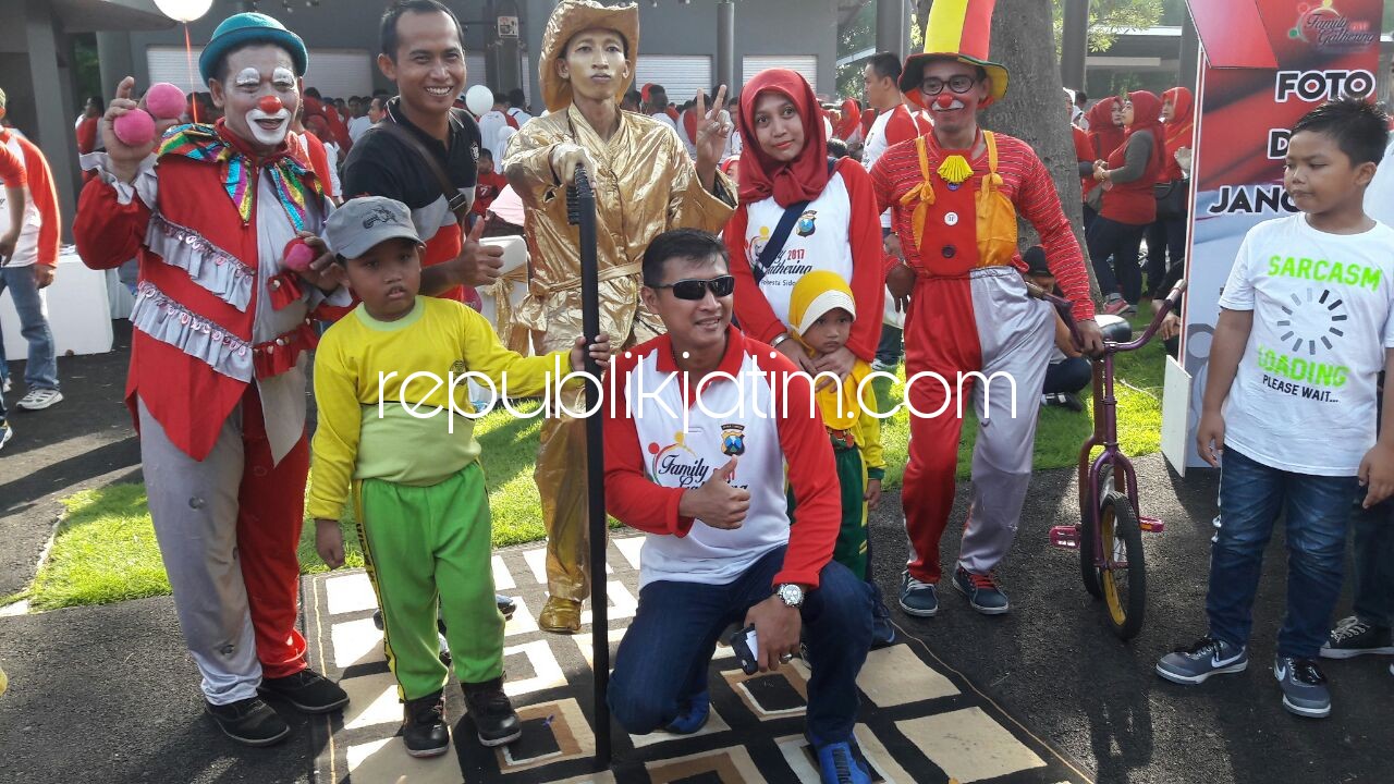 FAMILY GATHERING - Kapolresta Sidoarjo, Kombes Pol Himawan Bayu Aji berpose dengan sejumlah badut yang meramaikan acara Family Gathering Polresta Sidoarjo di Kahuripan Nirvana Village (KNV), Sabtu (16/12/2017).