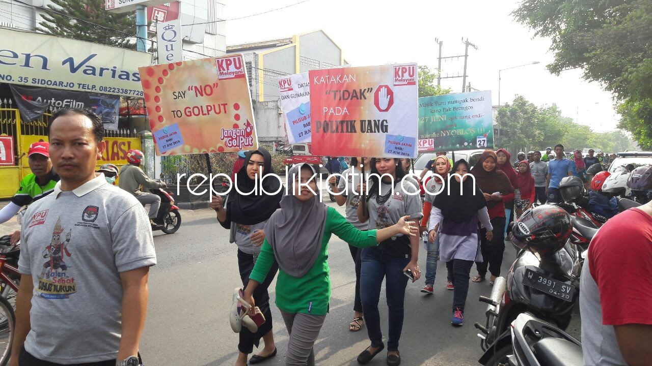 JALAN SEHAT - KPU Sidoarjo menggelar acara Jalan Sehat Guyub Rukun untuk sosialisasi Pilgub Jatim yang bakal digelar 27 Juni 2018 mendatang dengan memutari kampung sekitar kantor KPU, Minggu (17/12/2017).