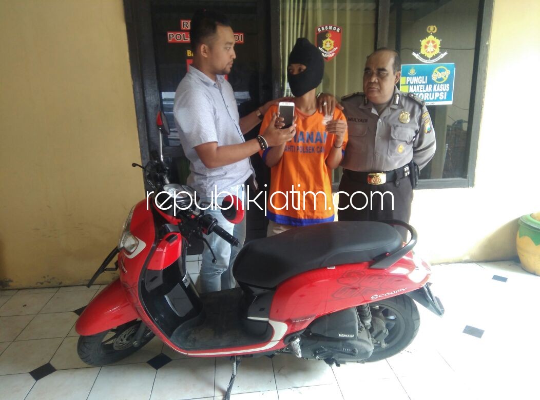 PENGEDAR - Tersangka pengedar sabu-sabu, Fananda Bayu Kurniawan beserta barang buktinya saat digelandang petugas Polsek Candi, Senin (18/12/2017).