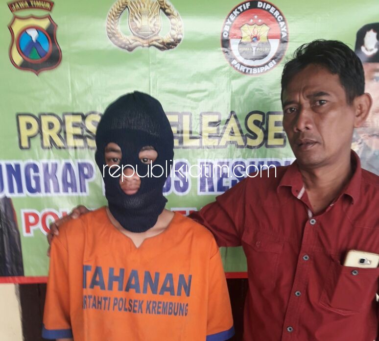 PENGEDAR - Tersangka pengedar pil koplo, Alif Fajar Magrobbi digelandang petugas Polsek Krembung, Senin (18/12/2017).