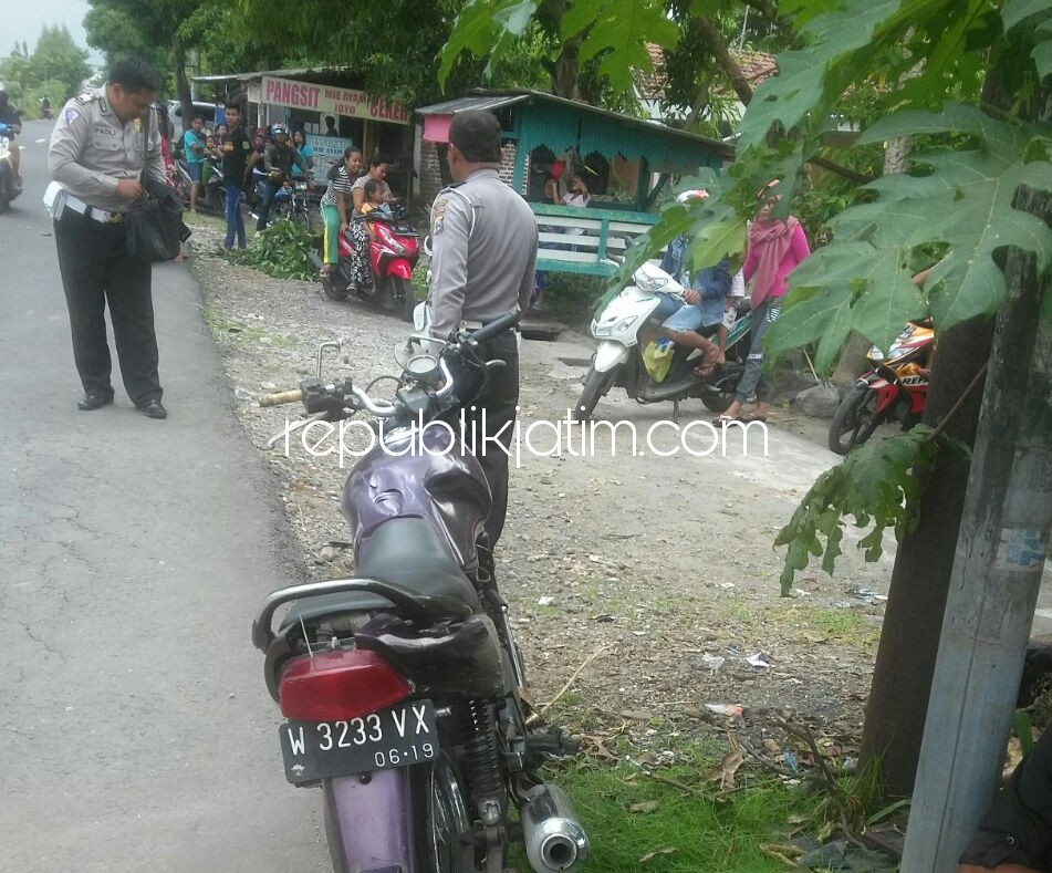 RINGSEK - Motor Honda Mega Pro bernopol W 3233 VX yang dikendarai korban menguak nama korban tewas sepasang kekasih tewas tergencet dump truk di JL Desa Keret, Kecamatan Krembung, Kabupaten Sidoarjo.
