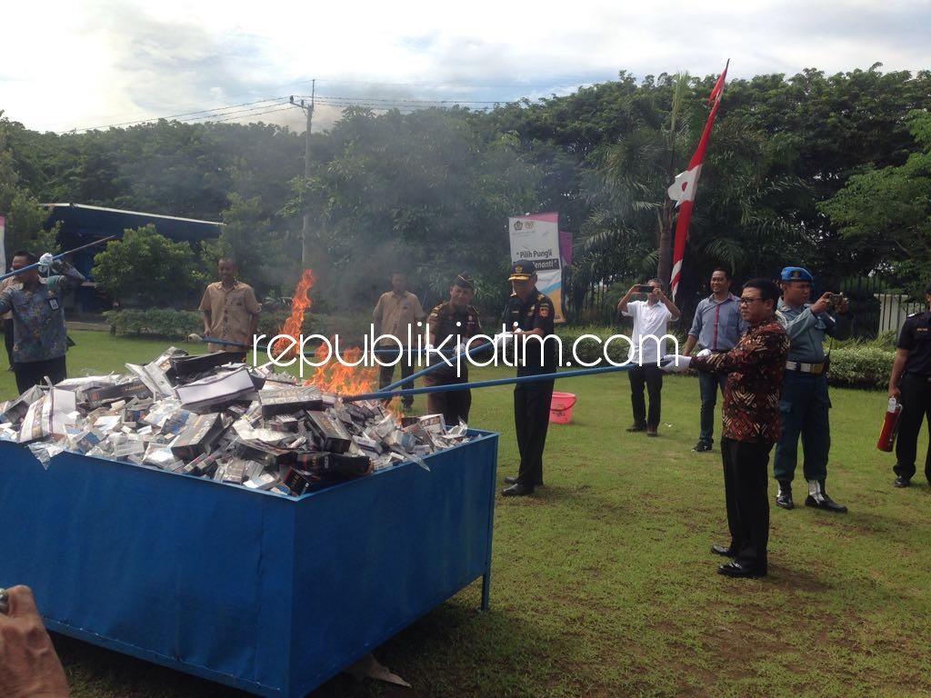 DIMUSNAHKAN - Sebanyak 32.189.360 batang rokok ilegal yang tak dilengkapi pita cukai dan menggunakan cukai bekas serta palsu dimusnahkan di halaman Kanwil DJBC Jatim I, Selasa (19/12/2017).