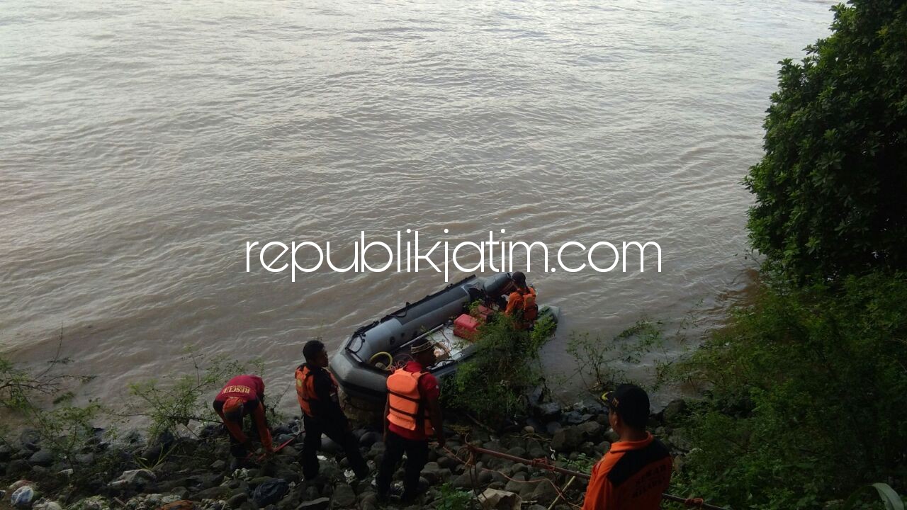 PENCARIAN - Tim Basarnas diterjunkan untuk mencari mobil dan korban Supo (55) warga RT 02, RW 01, Dusun Gamping, Desa Gampingrowo, Kecamatan Tarik, Kabupaten Sidoarjo yang belum ditemukan, Selasa (19/12/2017).