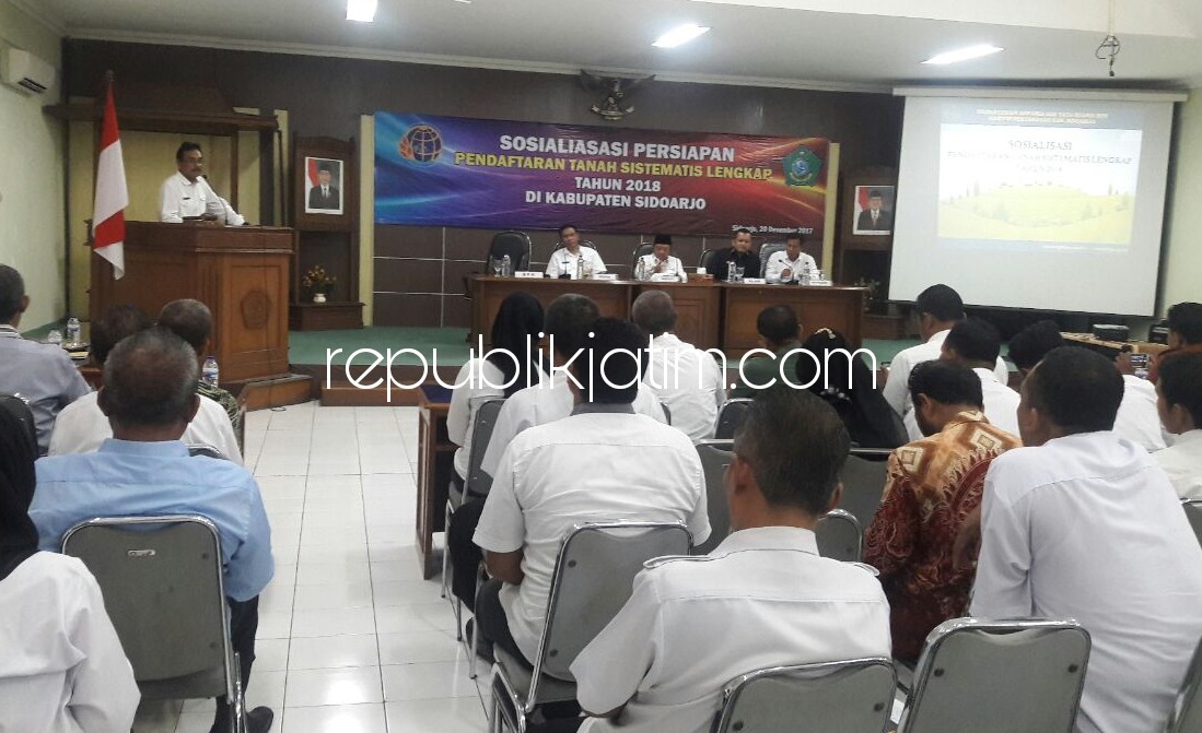 SOSIALISASI - Kepala BPN Kabupaten Sidoarjo, Dalu Agung Darmawan memberikan gambaran realisasi suksesi PTSL Tahun 2018 dengan target 60.000 bidang di ruang Rapat Graha Delta Pemkab Sidoarjo, Rabu (20/12/2017).