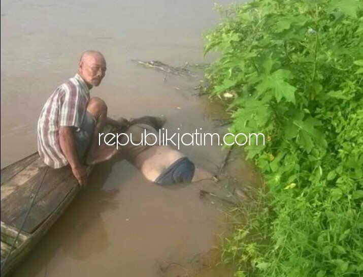 DITEMUKAN - Supo (55) warga Desa Gampingrowo, Kecamatan Tarik, Kabupaten Sidoarjo ditemukan sudah meninggal di pinggiran aliran Sungai Porong, Desa Leminggir, Kecamatan Mojosari, Kabupaten Mojokerto, Rabu (20/12/2017).