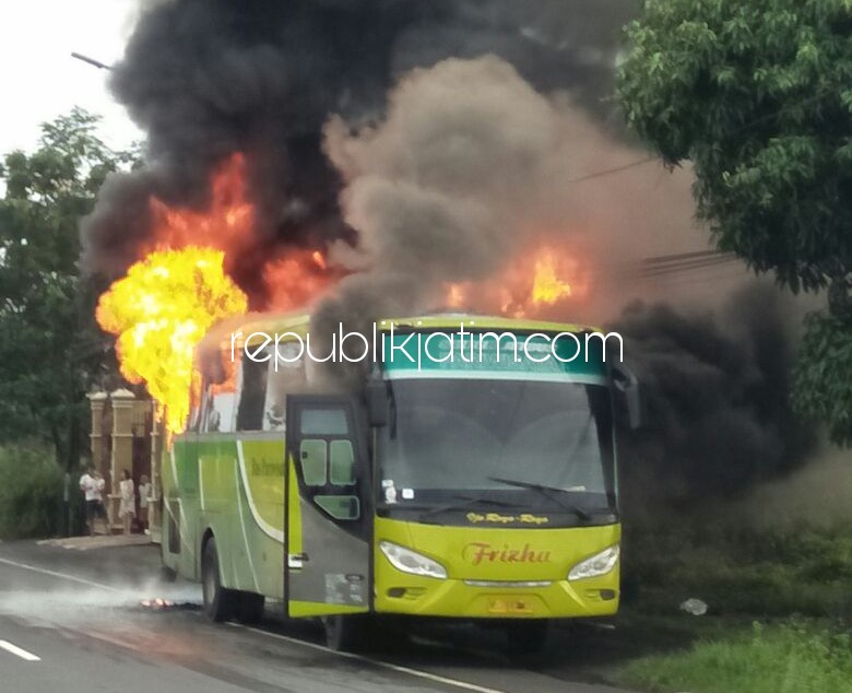TERBAKAR - Bus yang mengangkut rombongan siswa dan siswi SDN Wangkal, Kecamatan Krembung, Kabupaten Sidoarjo terbakar di JL Raya Solo - Yogyakarta Desa Tempel, Kecamatan Gatak, Kabupaten Sukoharjo, Rabu (20/12/2017).