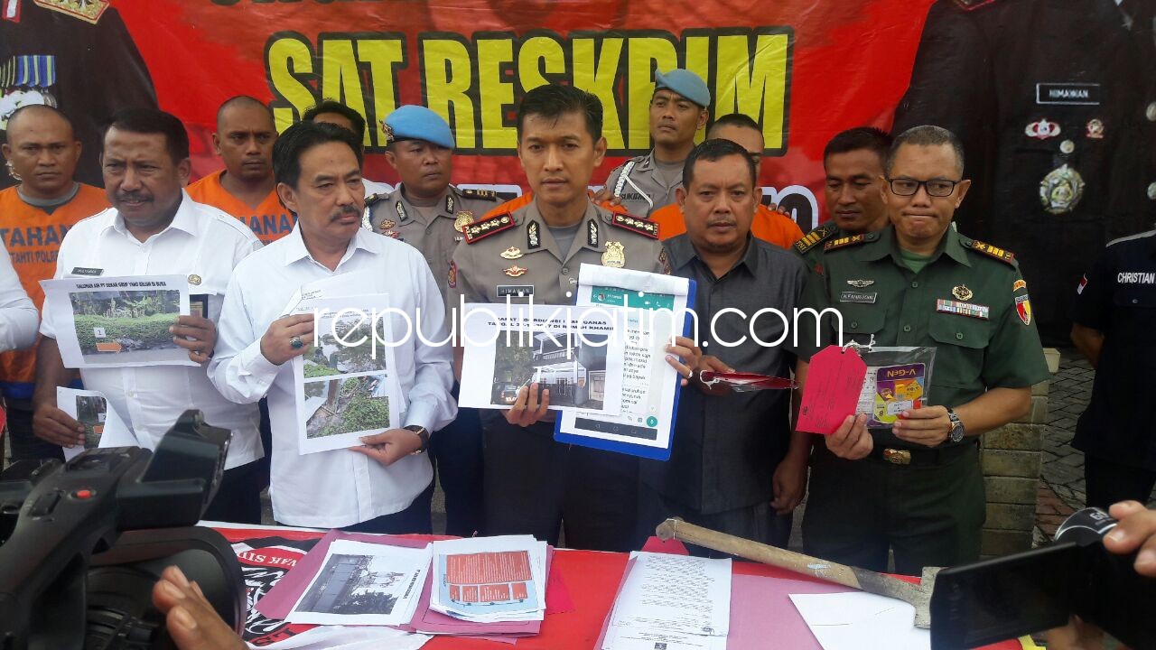 PREMAN TERORGANISIR - Kapolresta Sidoarjo, Kombes Pol Himawan Bayu Aji didampingi Wabup, Nur Ahmad Syaifuddin menunjukkan keempat tersangka dan barang bukti premanisme terorganisir di Polresta Sidoarjo, Rabu (20/12/2017).