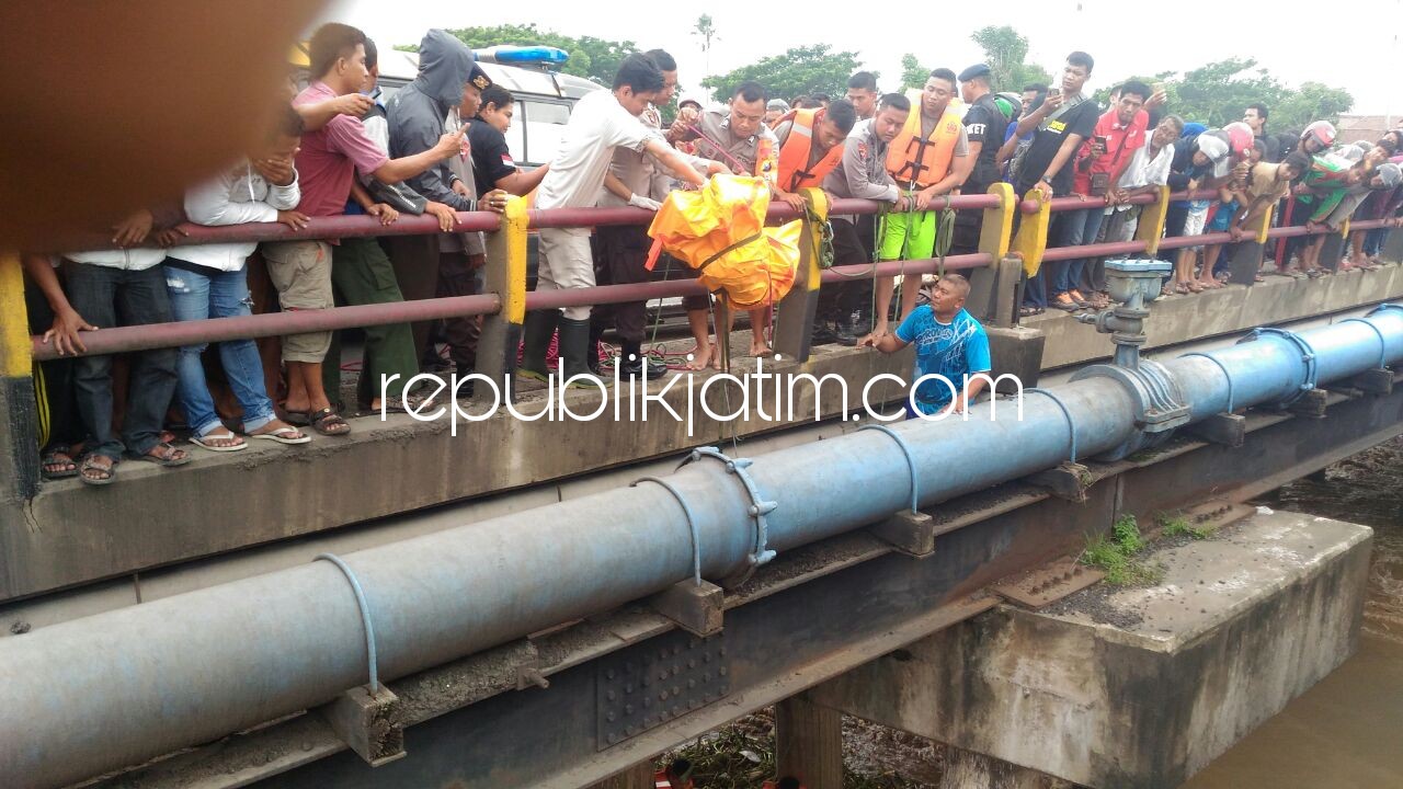 GEGER - Warga dan pengguna jalan digegerkan penemuan mayat pria misterius dibawa jembatan Sungai Porong, Kamis (21/12/2017).