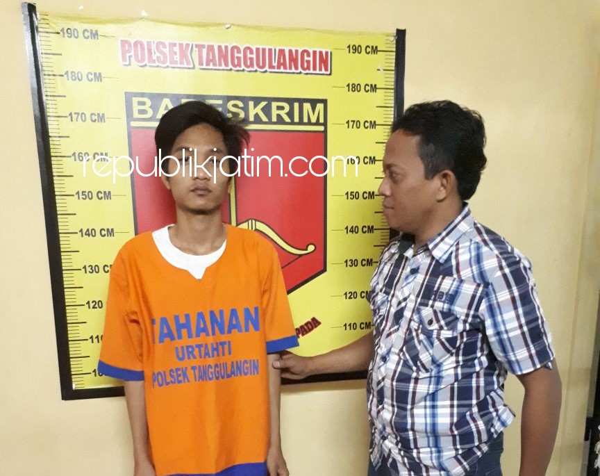 PENCURI - Tersangka pencurian burung kacer, Aris Saputro didampingi petugas Polsek Tanggulangin, Kamis (21/12/2017).