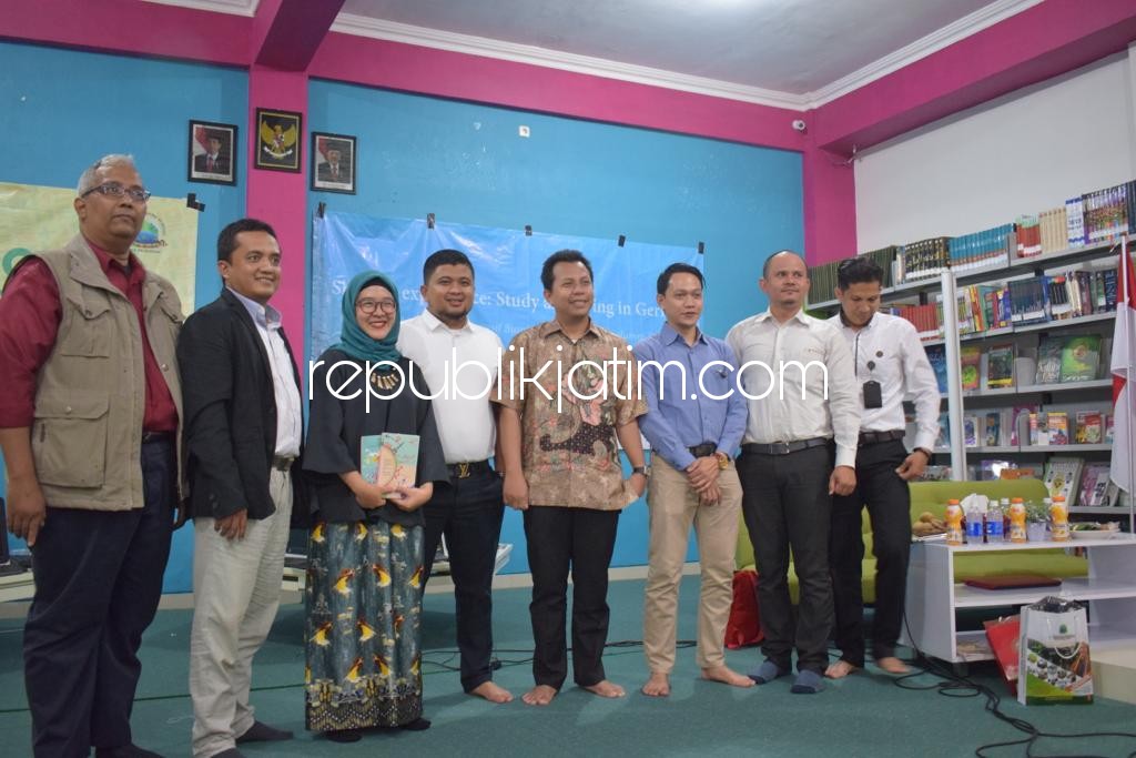 TAMU KEHORMATAN - Para santri SMA Progresif Bumi Shalawat kedatangan tahu kehormatan dan istimewa rombongan dari Jerman. Rombongan ini diterima putra pengasuh, Syaikhul Islam Ali, Rabu (20/12/2017).