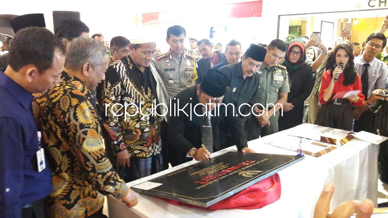 RESMIKAN - Bupati Sidoarjo, Saiful Ilah meresmikan pembukaan Transmart Sidoarjo di JL KH Ali Mas Ud, Desa Pagerwojo, Kecamatan Buduran, Kabupaten Sidoarjo, Jumat (22/12/2017).