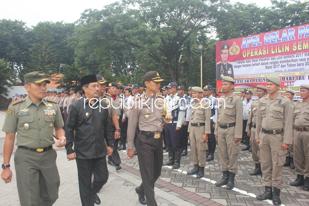 CEK PASUKAN - Kapolresta Sidoarjo, Kombes Pol Himawan Bayu Aji didampingi Forkopimda mengecek kesiapan pasukan gabungan Operasi Lilin Tahun 2017 di halaman Polresta Sidoarjo, Jumat (22/12/2017).