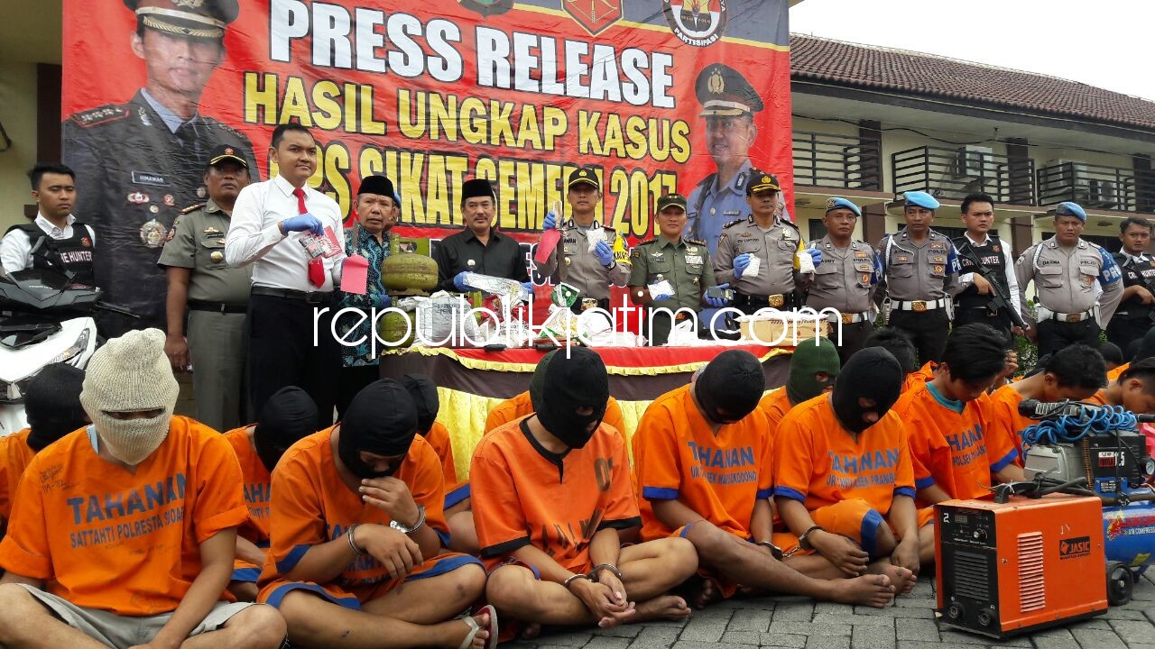DIPAMERKAN - Para tersangka hasil Operasi Sikat II Semeru 2017 dipamerkan Kapolresta Sidoarjo, Kombes Pol Himawan Bayu Aji di halaman Polresta Sidoarjo, Jumat (22/12/2017).