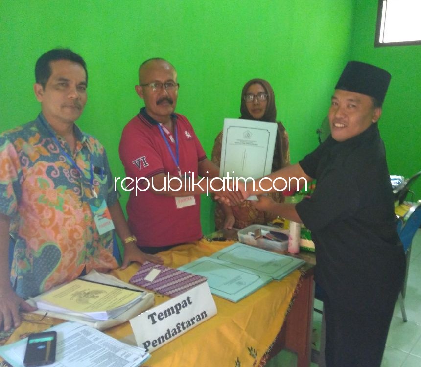 FORMULIR - Anang Rois warga Desa Siwalanpanji, Kecamatan Buduran, Kabupaten Sidoarjo sedang mengambil formulir pendaftaran Pilkades di panitia Pilkades Siwalanpanji, Selasa (26/12/2017).