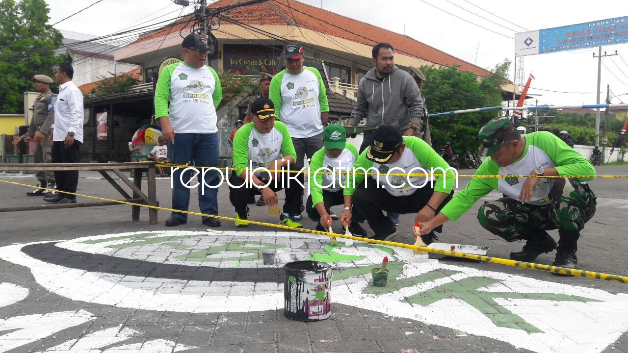 NGECAT - Bupati Sidoarjo, Saiful Ilah didampingi Kepala Dinas PUPR Pemkab Sidoarjo, Sigit Setyawan mengecat perempajan JL Monginsidi yang baru selesai diperbaiki tahun ini, Rabu (27/12/2017).
