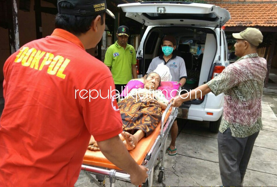 DIRUJUK - Anggota TNI, Polri, Puksesmas Tanggulangin, beserta P2TP2A Sidoarjo tampak kompak merujuk Nur Jannah ke Dinsos Pemkab Sidoarjo untuk mendapatkan perawatan dan hidup layak, Rabu (27/12/2017).