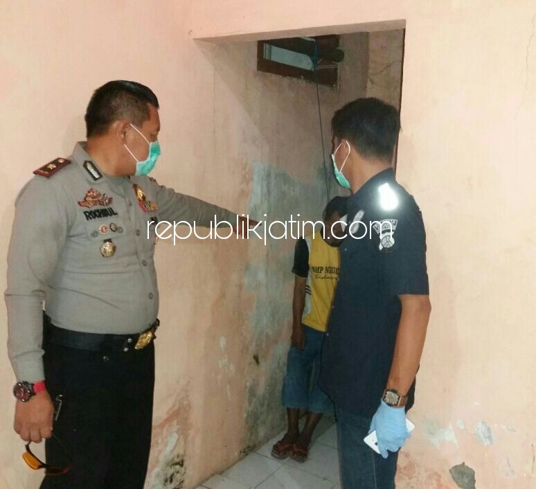GANTUNG DIRI - Korban Sumarto (52) yang ditemukan tewas gantung diri di Liponsos, Sidoarjo, Selasa (26/12/2017) malam.