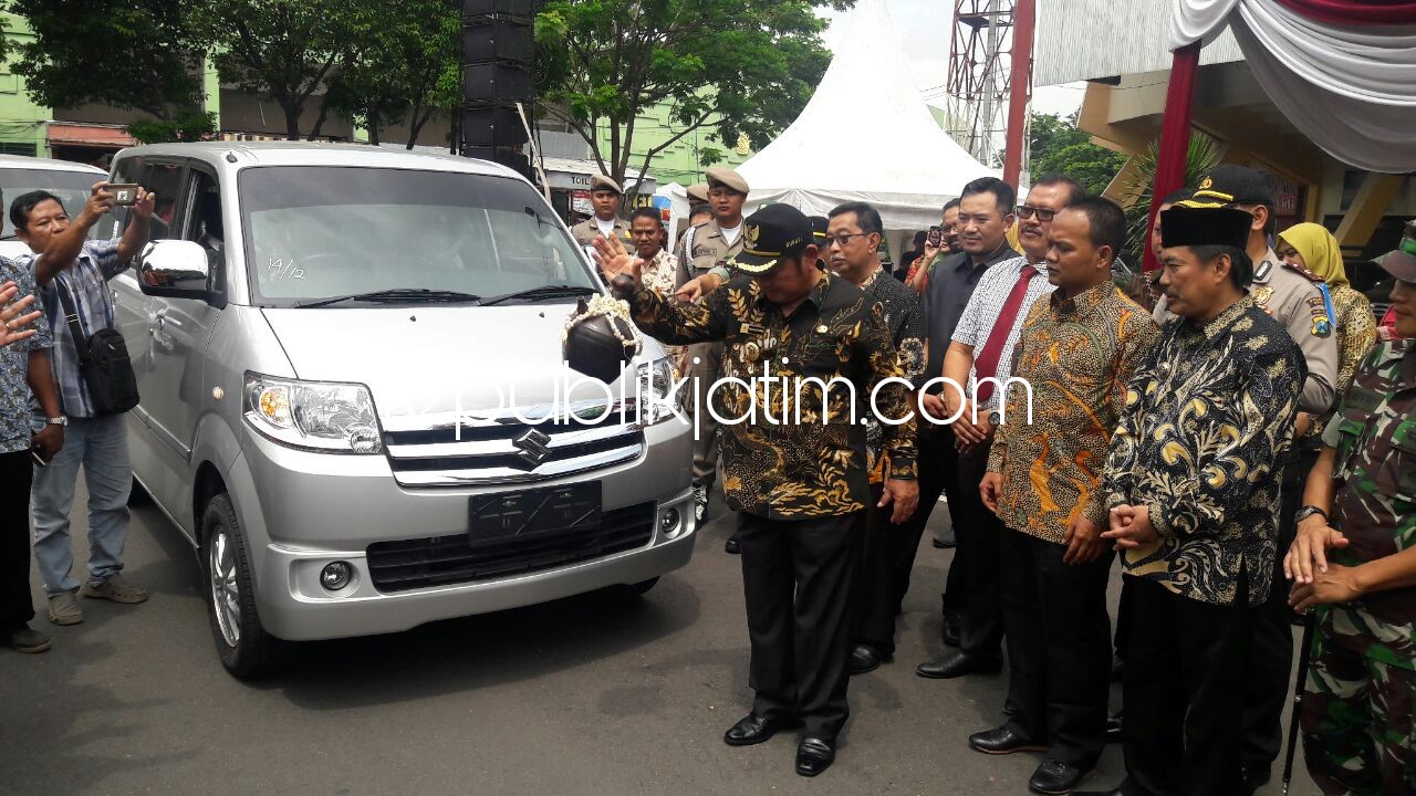 PENYERAHAN - Bupati Sidoarjo, Saiful Ilah menyerahkan 344 Kendaraan Operasional Siaga Desa ke para Kades usai apel di Parkir Timur GOR Sidoarjo, Kamis (28/12/2017).