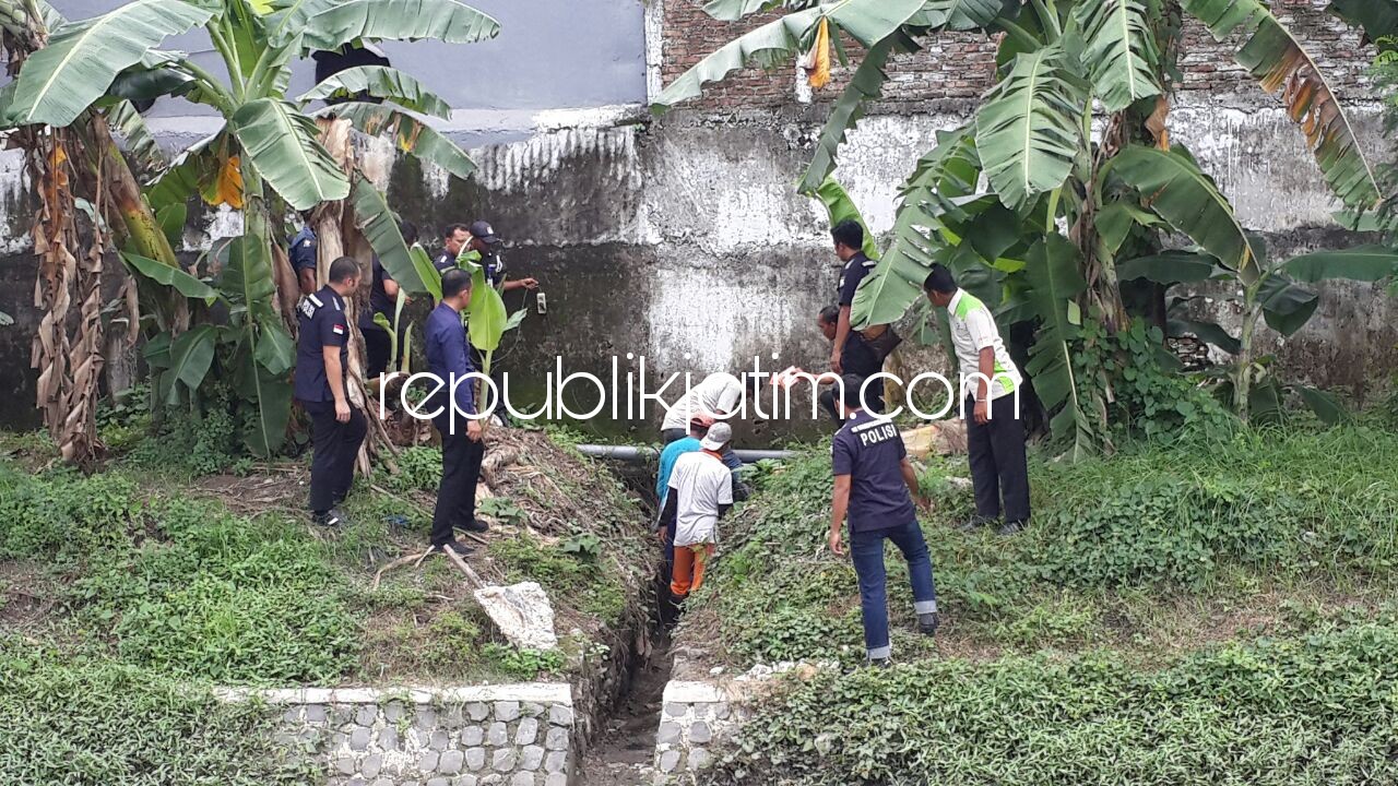 BUKA COR - Kasat Reskrim, Polresta Sidoarjo, Kompol M Harris memimpin pembongkaran 7 saluran limba PT Sekar Group untuk bahan penyelidikan dan identifikasi, Kamis (28/12/2017).