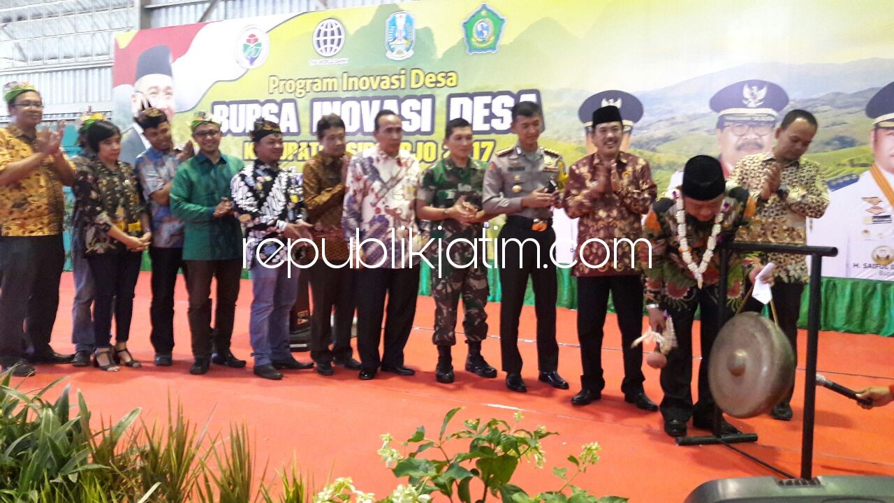 DIBUKA - Bupati Sidoarjo, Saiful Ilah membuka acara Bursa Inovasi Desa 2017 di Lapangan Tennis Indoor GOR Sidoarjo, Jum’at (29/12/2017).